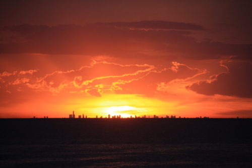 Dramatische zonsondergang over Buenos Aires vanuit Colonia del Sacramento