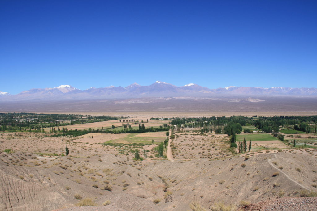 Uitzicht van boven in de precordillera over de vlakte en de Andes