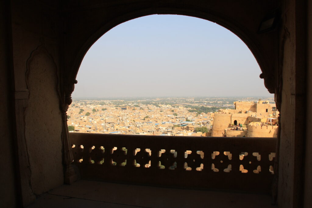 Zicht op Jaisalmer vanaf het paleis in het fort